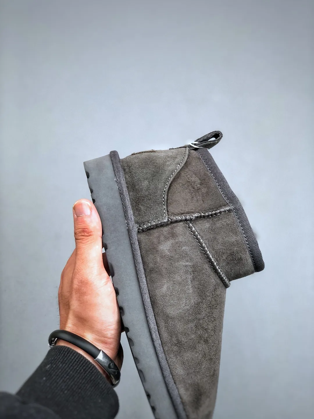 Local self-pickup 💰520 supports store placement. The top version on the market. UGG Mini thin-soled black short tube 1.5cm popular style. Produced by a major foreign trade factory in Guangzhou. Real sheep fur from toe to insole. Independent outer box packaging. Chip. Waterproof process. Different from any version on the market. 3cm thick sole, independently developed outsole, cashmere insole, keeping warm in winter, suitable for home use. In the new year, uug has launched a style series, which is partially geared towards the preferences of young consumers. It has also moved to the forefront of fashion trends. Shoe body material, water-repellent coated suede upper, 17mm UGGPURE™ implanted wool insole, lightweight non-slip and comfortable rubber outsole, with brand LOGO, and full packaging. Size: 35-44
